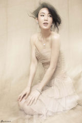 组图：陈燃与时装谈恋爱 打造时尚水晶新娘