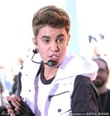 组图：贾斯汀-比伯热演引疯狂 撩衣秀腹肌