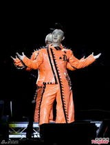 组图：BIG FOUR伦敦巡演 张卫健蜈蚣弹掀高潮