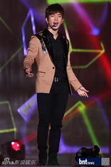 组图：韩团东方神起FTIsland等唱响K-POP演唱会