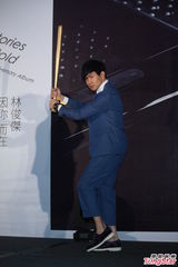 组图：林俊杰发布新专辑 秀棒球阳光帅气