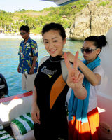 幻灯图：何彦霓学习潜水照曝光 提倡健康生活