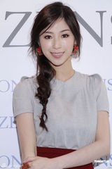 组图：江若琳白衣亮相秀性感 爱漂亮保养有方