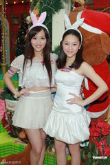 组图：陈静与Liz变身兔女郎 补亲跨年之吻