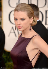 组图：泰勒斯威夫特鱼尾裙露背装亮相 盘发优雅