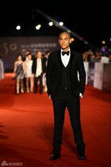 组图：金马红毯群星闪耀 舒淇深V亮胸性感爆棚