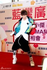 幻灯组图：棒棒堂为粉丝化妆 王子曾险遭粉丝强吻