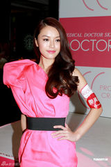 组图：Janice Man哭穷买不起车 听音乐开慢车减压