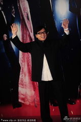 组图：成龙大哥压轴现身 挥手浅笑亲和力十足