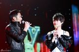 幻灯组图：李宇春南京个唱落幕 谢霆锋现场失控落泪