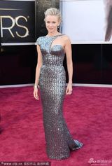 组图：娜奥米-沃茨银色战衣闪耀红毯