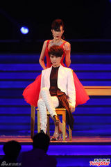 组图：李宇春莫文蔚魅惑合唱 红白玫瑰经典上演