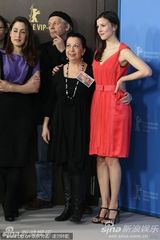 《阿曼尼亚》发布会 女星Aylin Tezel 红裙俏丽(图)