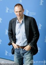 高清图：《大将军寇流岚》发布会 拉尔夫费因斯护花