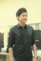 组图：夏凡《谢天谢地》花絮照曝光显男人魅力