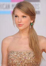 高清组图：泰勒-斯威夫特性感抹胸亮片礼服亮相