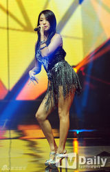 组图：EXO现身WAPOP演唱会 华丽舞技闪耀全场