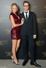 组图：布莱克-莱弗利酒红色亮片裙亮相