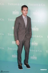 组图：容祖儿陈伟霆主持圣诞亮灯仪式