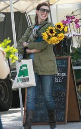 幻灯：安妮-海瑟薇和三流演员新男友当街亲吻