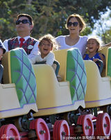 组图：洛佩兹带爱女逛游乐园 玩小飞象花容失色