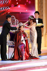 幻灯图集：澳门小姐新鲜出炉 李若滢获双料冠军