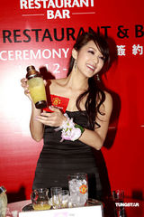 幻灯：官恩娜穿黑裙变调酒师 自曝是曼联狂热球迷