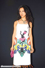 组图：名牌时装秀巩俐秀豪乳 张柏芝雍容华贵