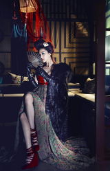 高清组图：范冰冰大走欧洲宫廷风 色彩浓丽炫人眼目