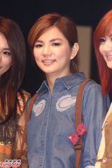 组图：SHE合体Selina被催生Hebe急当人妻