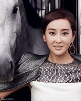 组图：杜若溪新写真造型清新俏皮可人