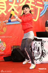 幻灯图：大嘴巴成员拜月老求姻缘 40宗华当众献吻