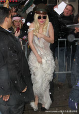 幻灯图集：Lady Gaga不畏严寒 大雪中秀雷人胸贴