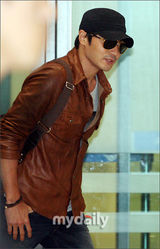 幻灯图：张东健高小英结束蜜月旅行　返回韩国