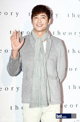 组图：少时秀英与金来沅等出席名品开业礼