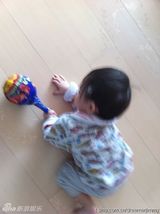 组图：微镜头下的小小志 呆萌可爱完胜童颜老爸