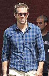 组图：型男雷诺兹撇女友穿格仔衫出街