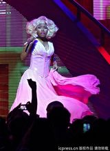 组图：麻辣鸡个唱粉丝强行上台 与保镖激烈扭打