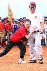 组图：徐若瑄为妈妈当开球大使 只谈棒球避谈男友