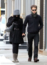 组图：波特曼与未婚夫挽手晒恩爱 黑天鹅包裹严实