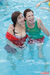 组图：白云梁政钰湿身抛胸大秀事业线