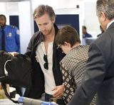 组图：安妮海瑟薇蜜月后现身机场 紧贴老公秀恩爱