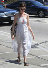 组图：安妮-海瑟薇街拍LOOK 吊带白裙清爽