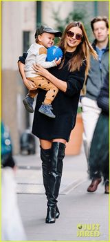 组图：超模辣妈米兰达抱儿子出游 小帅哥拿球萌笑