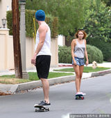组图：麦莉-赛勒斯街头玩滑板 未婚夫险些狗吃屎