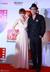 高清组图：柳岩性感亮相新加坡 《画壁》揭神秘面纱