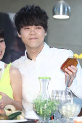 组图：曾昱嘉将开唱压力大 郭书瑶亲自下厨煮补品