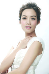 组图：陈怡最新写真曝光 新娘造型大展甜美