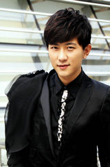 组图：大左时尚大片曝光 时尚型男黑纱上肩