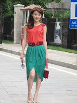 组图：贾青街拍撞色连衣裙红配绿